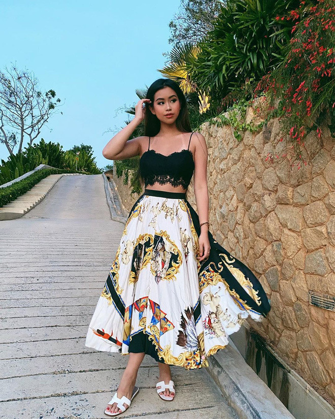 Ngoài những bức ảnh khoe đồ hiệu, lối sống sang chảnh, người đẹp 23 tuổi này còn được chú ý khi xuất hiện tại nhiều tuần lễ thời trang lớn trên thế giới với trang phục xa xỉ, hình ảnh đầu tư kỹ lưỡng.