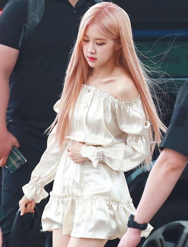 Bên cạnh hình ảnh sang chảnh thì Rose cũng là một cô gái điệu đà, sexy đầy ngọt ngào và hấp dẫn.