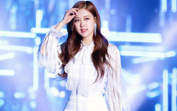 Phong cách thời trang Hàn Quốc thì luôn được yêu thích bởi sự đa dạng và cách ăn mặc của Rose (BLACKPINK) cũng như vậy.