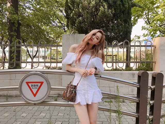 Thành viên Rosé của nhóm nhạc Hàn Quốc Black Pink luôn sở hữu gu thời trang sành điệu, trẻ trung pha chút nữ tính, trang phục sân bay hay đời thường của cô đa phần luôn được nhiều người học hỏi theo.