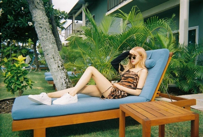 Rose (BLACKPINK) chọn trang phục là áo da và túi xách đắt giá của thương hiệu thời trang Coach. Tuy nhiên, sự kết hợp đồ đơn giản trẻ trung như áo phông trắng và quần đen lại mang đến "hơi thở" của thời trang Hàn Quốc.