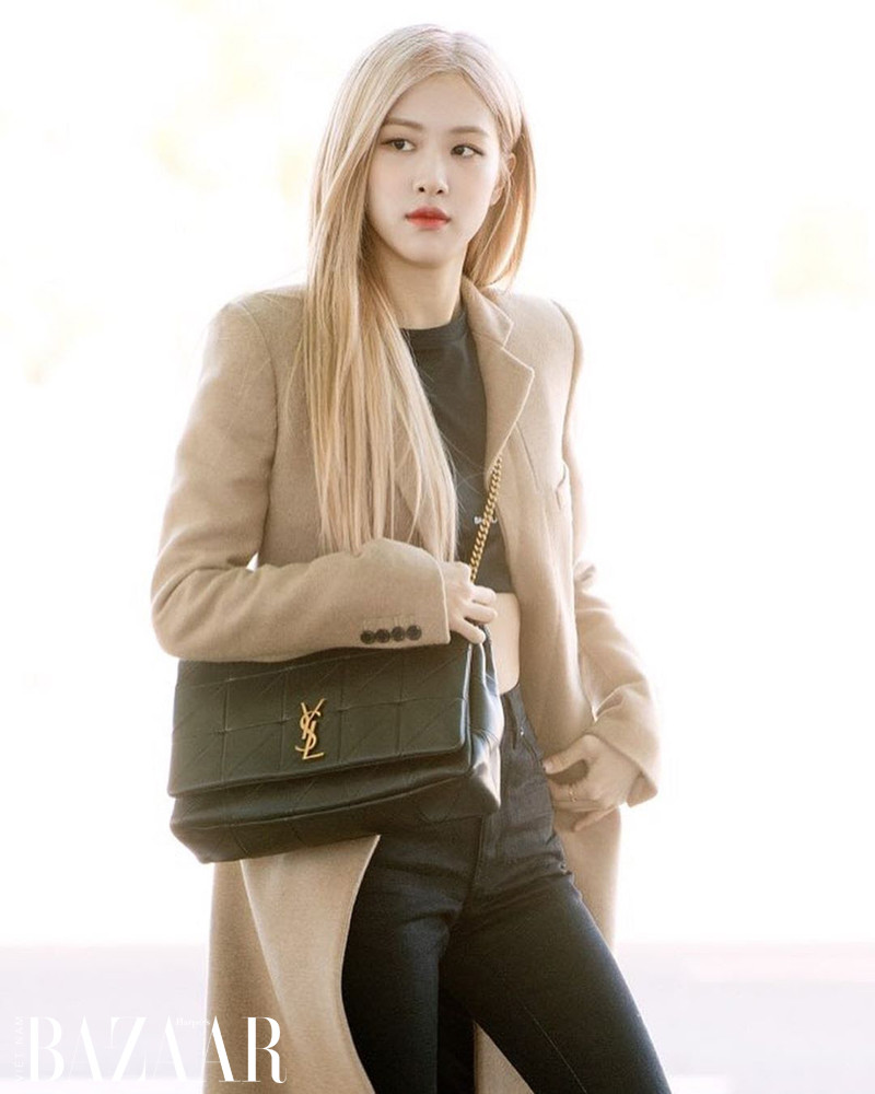 Nữ ca sĩ đã khiến cư dân mạng phát cuồng với outfit áo croptop kết hợp với những kiểu quần thụng thể thao, quần ống rộng đơn giản nhưng lại cực kỳ thời thượng và tôn dáng.