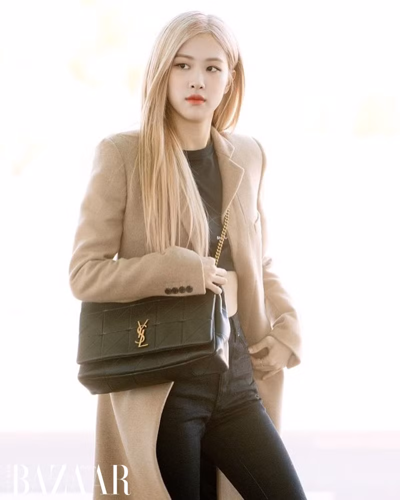 Nữ ca sĩ đã khiến cư dân mạng phát cuồng với outfit áo croptop kết hợp với những kiểu quần thụng thể thao, quần ống rộng đơn giản nhưng lại cực kỳ thời thượng và tôn dáng.