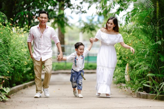 Mới 4 tuổi nhưng kho hàng hiệu của con trai Khánh Thi - Phan Hiển đã lên tới hàng trăm triệu đồng, khiến bất cứ nhóc tì Vbiz nào cũng phải ghen tỵ. Ảnh: FBNV.