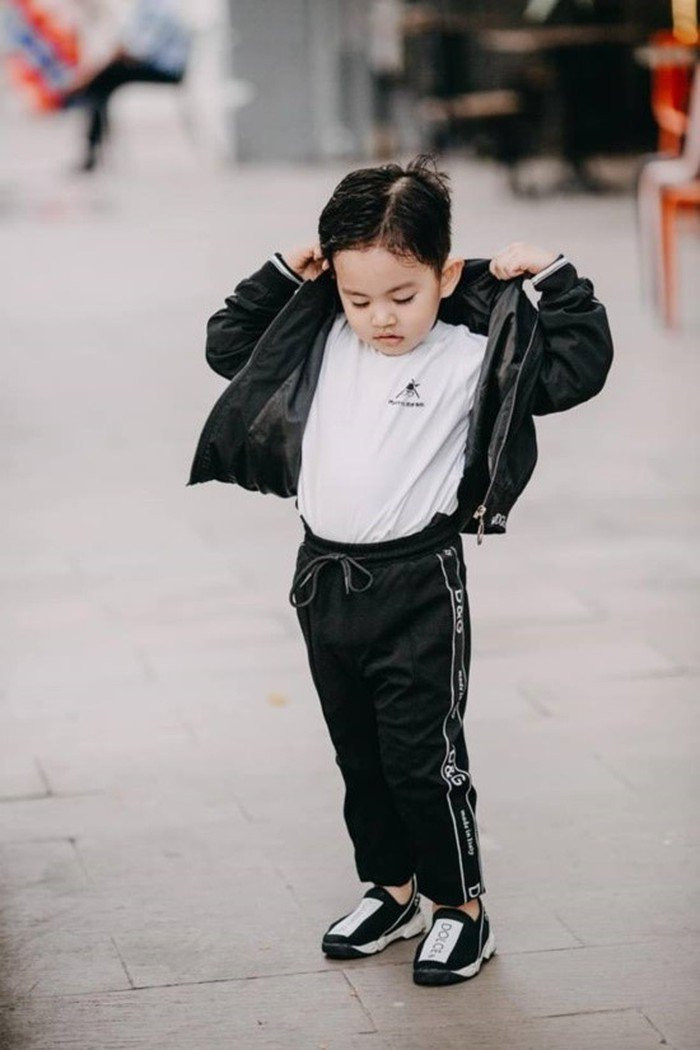 Kubi - con trai của Khánh Thi và Phan Hiển cũng không kém cạnh. Nhìn vào kho đồ hiệu mỗi ngày mà cậu bé diện, ai cũng phải trầm trồ.