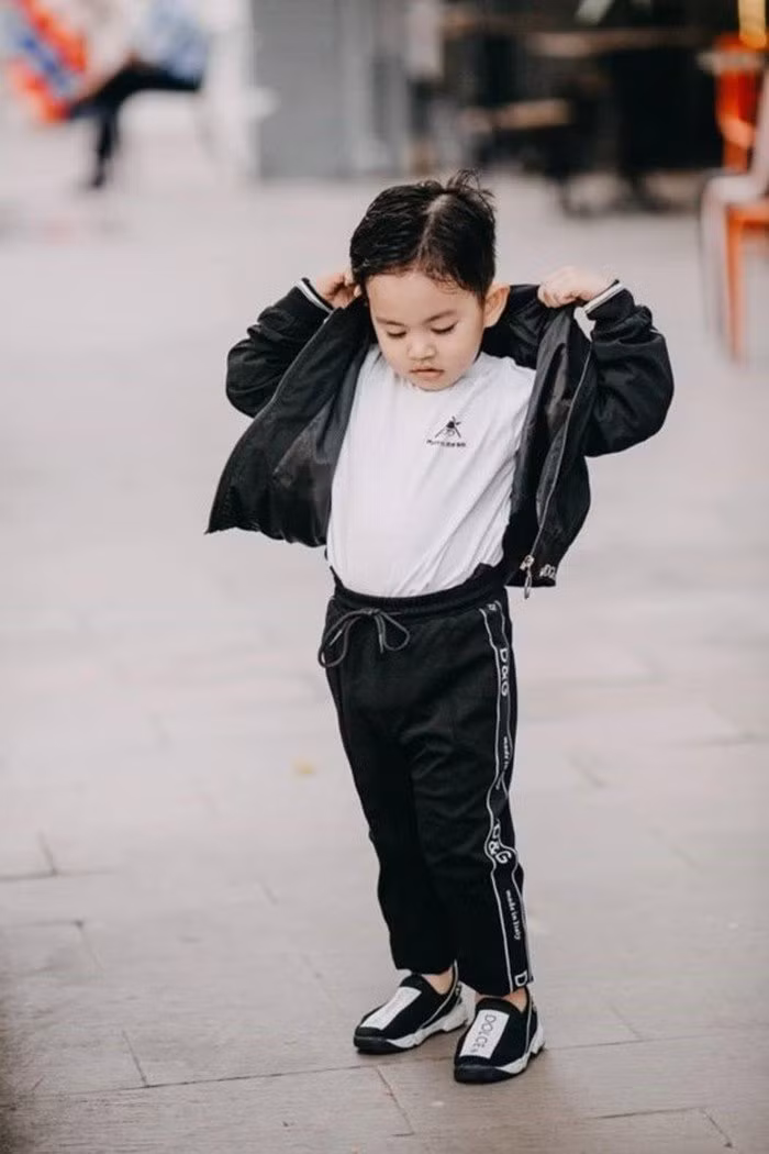 Kubi - con trai của Khánh Thi và Phan Hiển cũng không kém cạnh. Nhìn vào kho đồ hiệu mỗi ngày mà cậu bé diện, ai cũng phải trầm trồ.