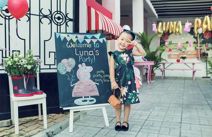 Luna (con gái nghệ sĩ múa Linh Nga) là một trong những nhóc tì ăn mặc sành điệu nhất showbiz Việt. Luna cũng được mẹ chăm chút về trang phục mỗi lần xuất hiện trước công chúng.