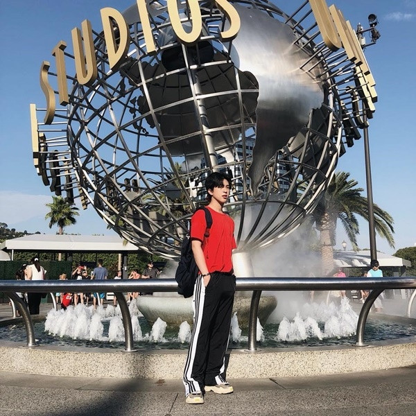 Phúc Tín từng khiến người hâm mộ chú ý bởi gu thời trang xuống phố cực chất.