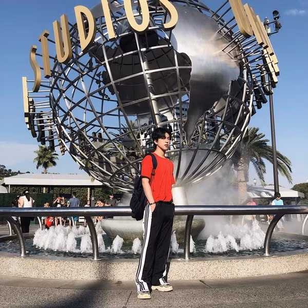 Phúc Tín từng khiến người hâm mộ chú ý bởi gu thời trang xuống phố cực chất.