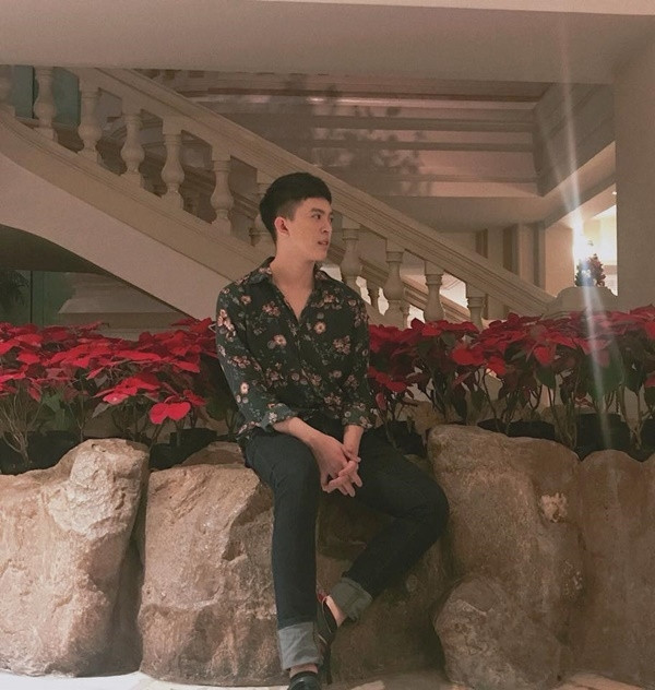 Đôi khi, Phúc Tín cũng đầy lãng tử với áo sơ mi hoa phối cùng quần jeans.