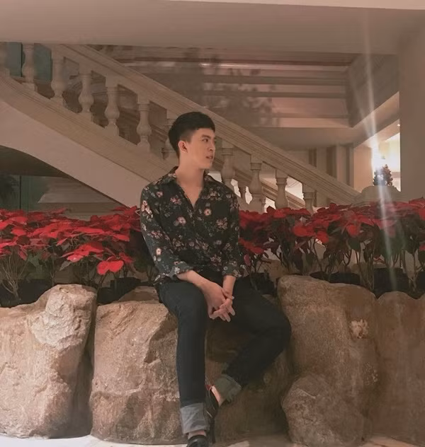 Đôi khi, Phúc Tín cũng đầy lãng tử với áo sơ mi hoa phối cùng quần jeans.