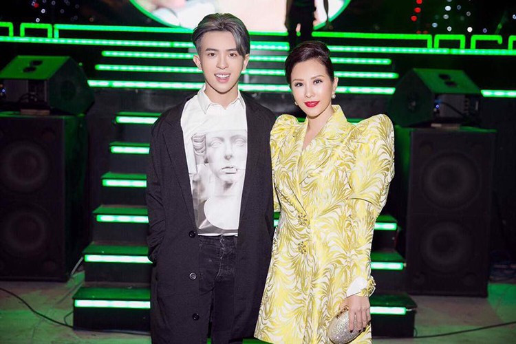 Chủ yếu hướng đến hình ảnh năng động, khỏe khoắn nhưng vẫn không kém phần thời trang, sành điệu, Phúc Tín biến hóa với loạt trang phục khá đơn giản nhưng được mix vô cùng khéo léo.