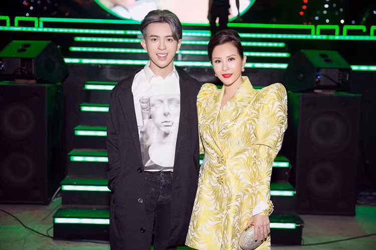 Chủ yếu hướng đến hình ảnh năng động, khỏe khoắn nhưng vẫn không kém phần thời trang, sành điệu, Phúc Tín biến hóa với loạt trang phục khá đơn giản nhưng được mix vô cùng khéo léo.