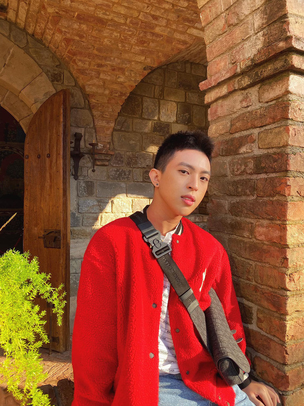 Phúc Tín nổi bật với chiếc áo khoác bomber đỏ.