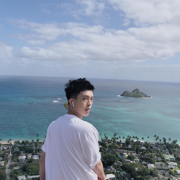 Khi đi chơi, Phúc Tín thường chọn những trang phục đơn giản như áo phông trắng. Ảnh: Internet.