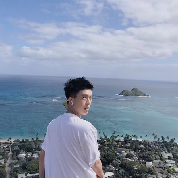 Khi đi chơi, Phúc Tín thường chọn những trang phục đơn giản như áo phông trắng. Ảnh: Internet.