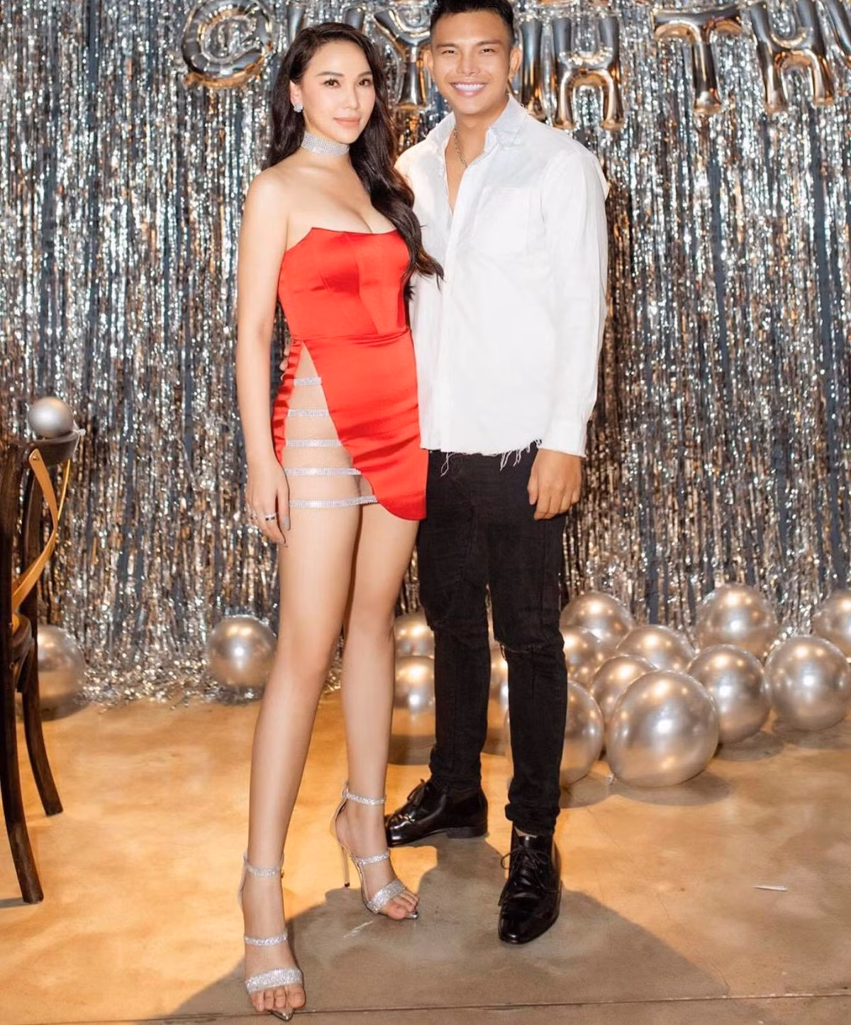 Trong dịp sinh nhật tuổi mới gần đây, Quỳnh Thư được NTK Đỗ Long dành tặng 1 trang phục vô cùng ấn tượng. Chiếc váy xẻ cao ngay trước hông khiến người nhìn cũng phải lo lắng thay cho người mặc. Vì thiết kế xẻ sâu, lại ngắn nên trong lúc di chuyển sẽ bất cẩn lộ điểm nhạy cảm.