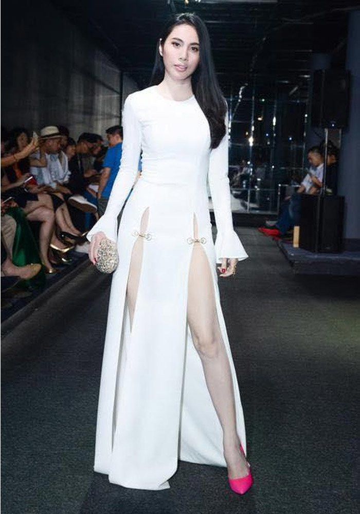 Là 1 trong những sao nữ đầu tiên lăng xê mẫu váy xẻ lườn, Thủy Tiên vướng phải tranh cãi khi diện váy xẻ táo bạo.