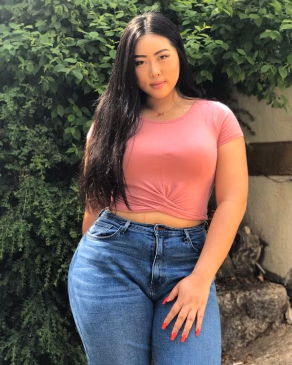 Dù có ngoại hình khá mũm mĩm nhưng cô không ngại diện các kiểu áo thun hở eo cùng quần jeans năng động.