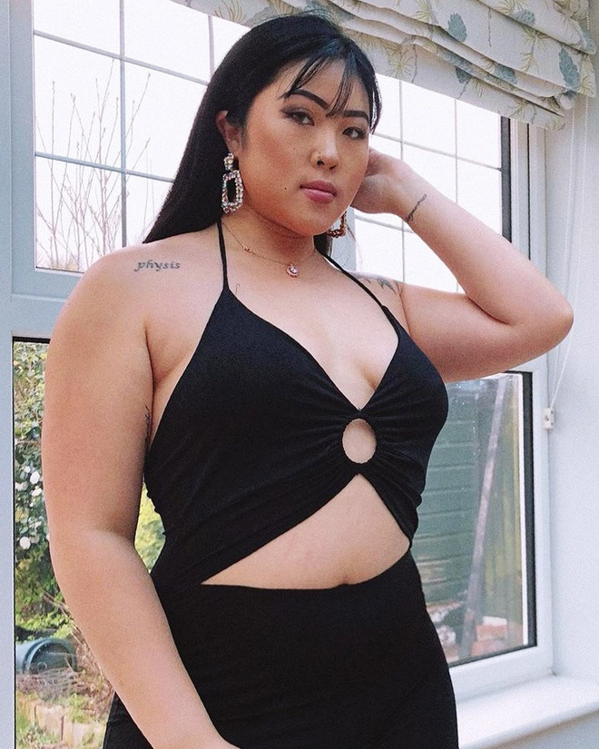 Jin Baek gây ấn tượng bởi gu ăn mặc gợi cảm và sành điệu.