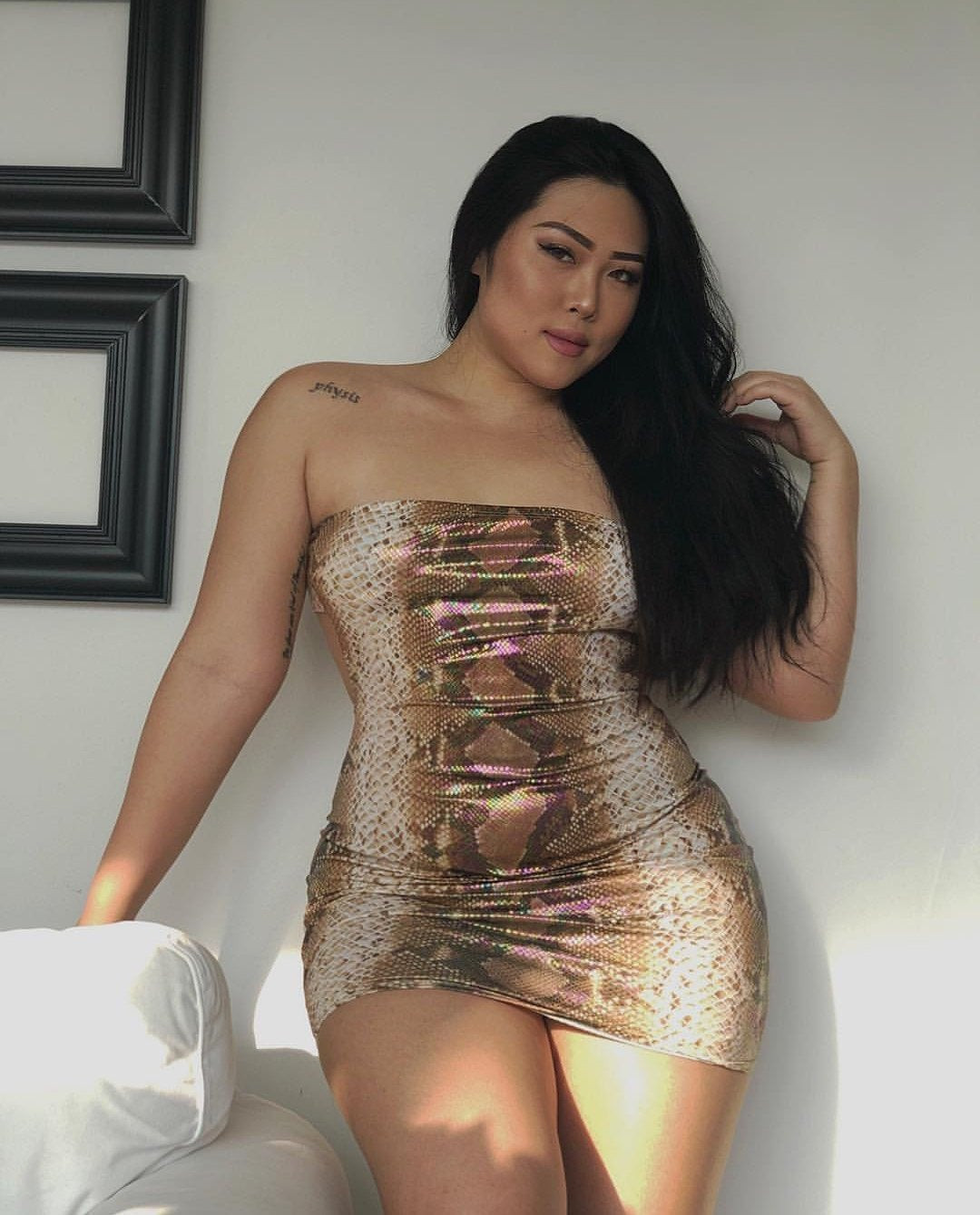 Cô nàng 9X khoe vóc dáng đồng hồ cát nóng bỏng trong chiếc đầm ôm sát họa tiết da trăn.