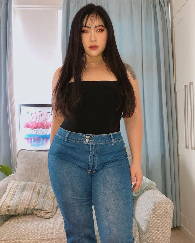 Nữ người mẫu thể hiện sự am hiểu các xu hướng thịnh hành khi phối đồ cùng bodysuit, quần jeans cạp cao, áo croptop…