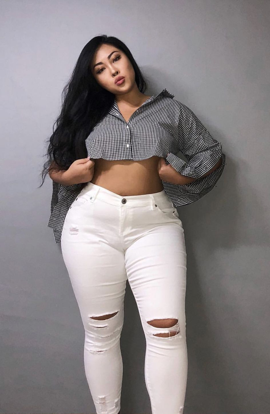 Jin Baek trông thực sự thời thượng khi phối áo sơ mi dáng croptop cùng quần jeans rách gối.