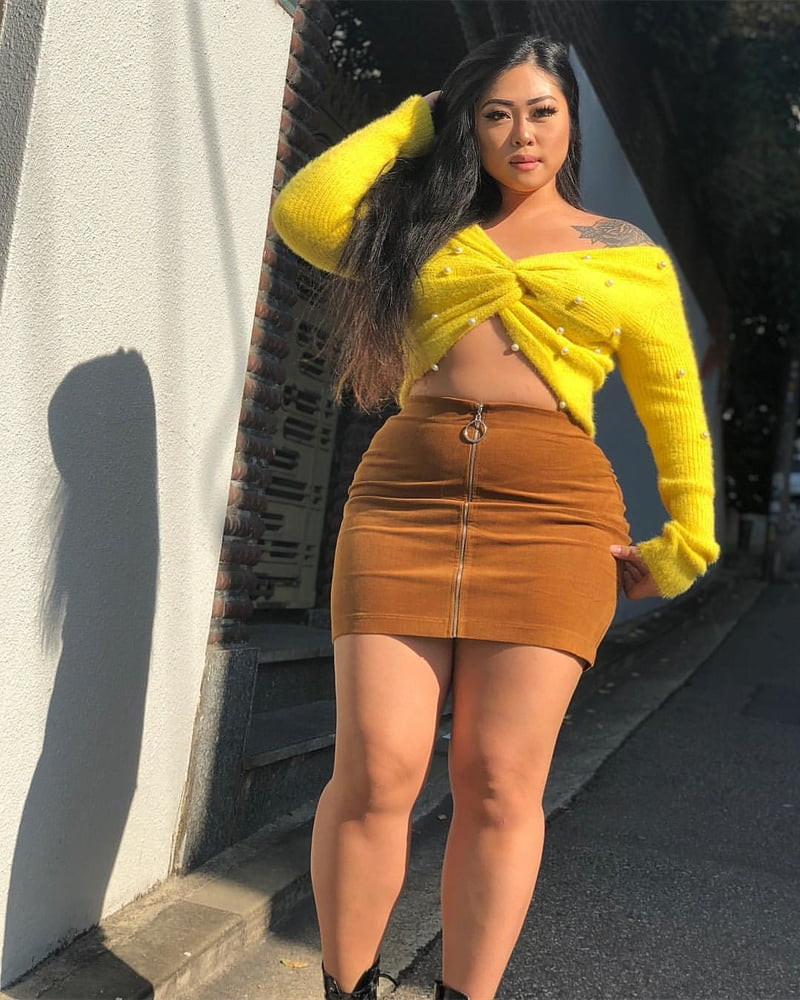 Jin Baek thường xuyên khoe dáng bằng loạt trang phục cắt xẻ gợi cảm.