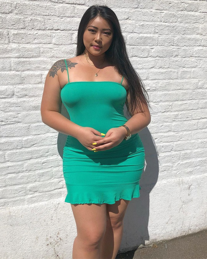 Nàng mẫu ngoại cỡ chuộng các trang phục ôm sát, tôn đường cong quyến rũ như xẻ tà, cúp ngực, hở eo…