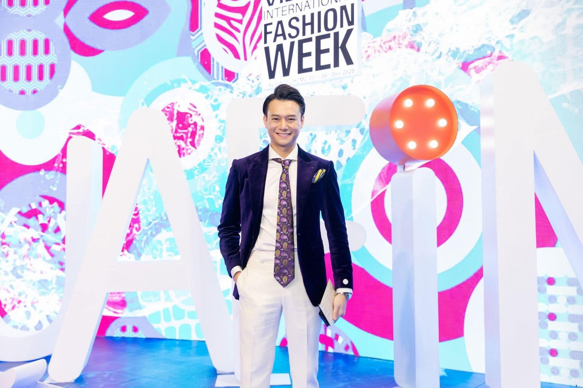 Khi đi sự kiện, Anh Dũng thường xuyên mặc các bộ suit lịch lãm và trưởng thành.