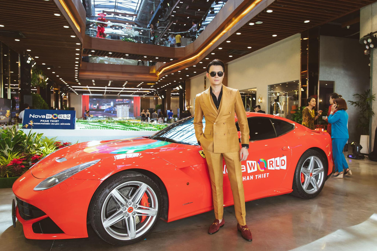 Nam diễn viên 30 tuổi diện cả bộ vest vàng cực ngầu.