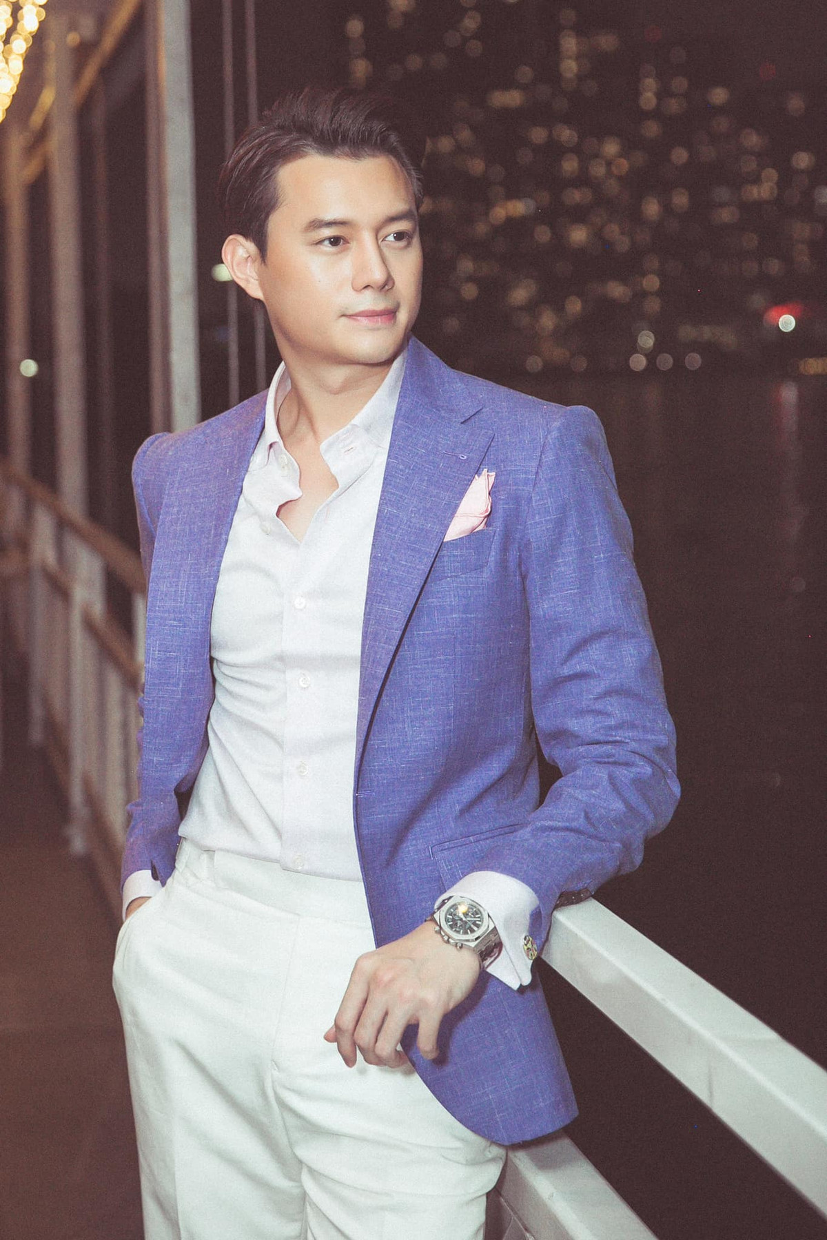 Anh thường phối cả cây trắng phối với áo vest khác màu nổi bật.