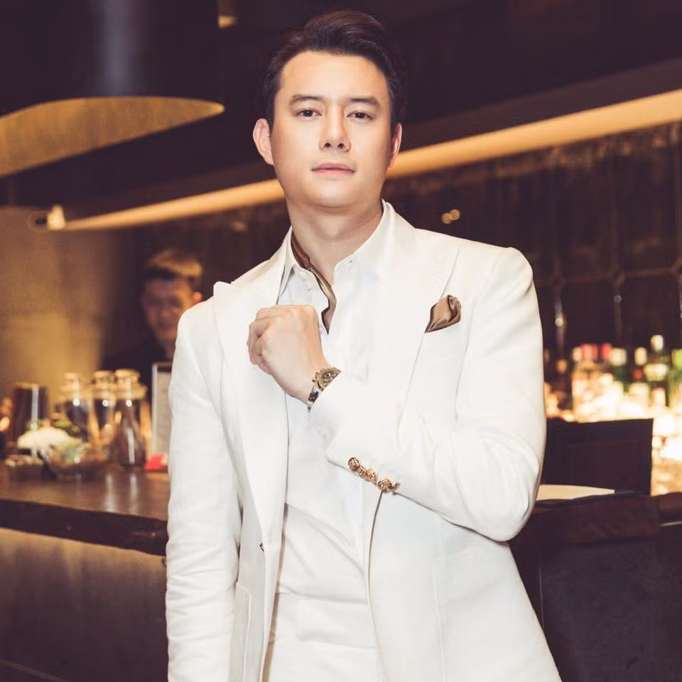 Cách ăn mặc sành điệu của nam diễn viên trẻ khiến nhiều cô gái mê mẩn.