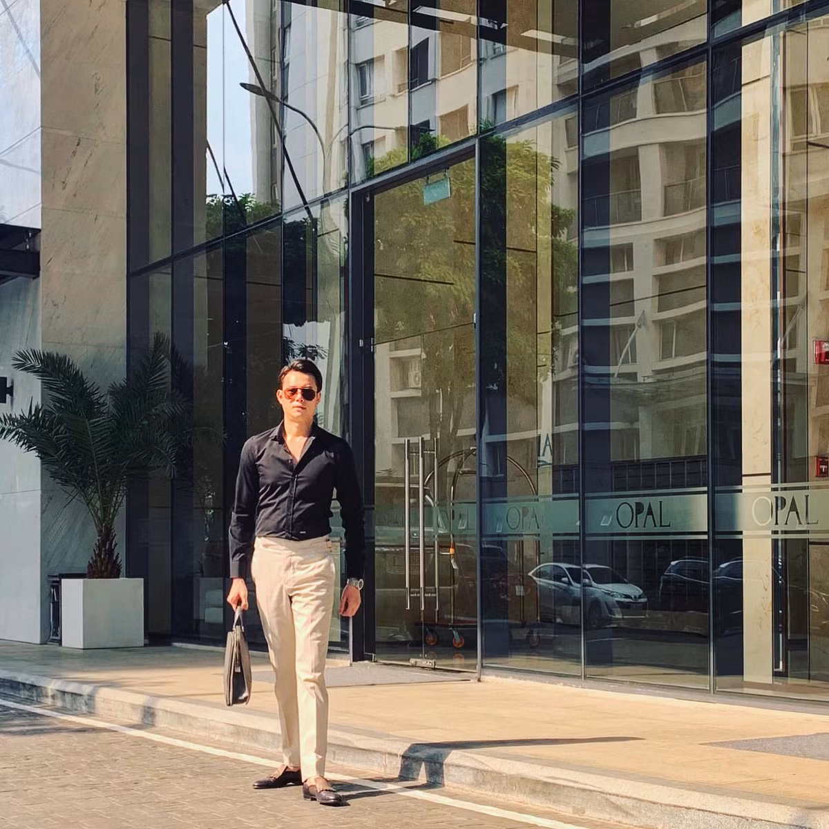 Hàng ngày, anh cũng cực bảnh bao với áo sơ mi và quần âu lịch lãm.