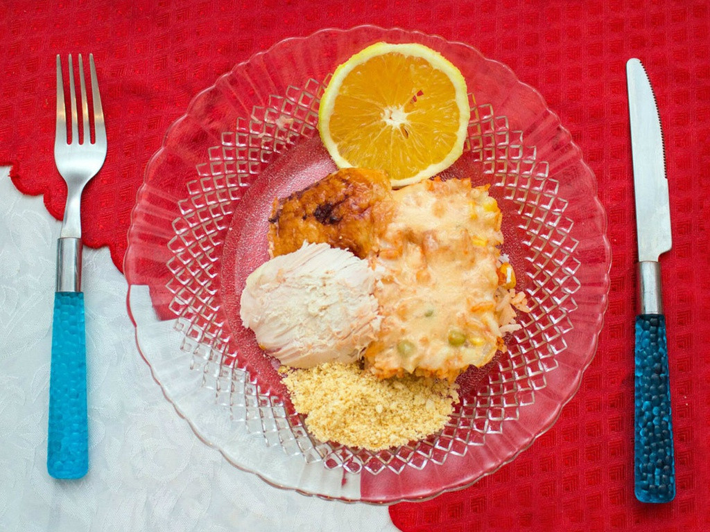 Brazil: Vào dịp Giáng Sinh, người Brazil ăn bánh Parmesan pastéis làm từ khoai mì chiên giòn kết hợp cùng phô mai nóng chảy, thịt bò băm nhỏ. Món tráng miệng là bánh rabanadas được làm từ bánh mì nhúng qua trứng và sữa sau đó chiên lên ăn kèm siro.