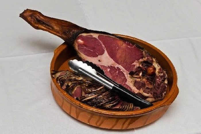 Người Iceland đặc biệt yêu thích món thịt cừu hun khói trong dịp kỷ niệm ngày chúa Giesu ra đời.