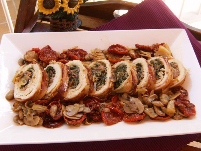 Bữa ăn tối Noel của người Tây Ban Nha là món Pavo Trufado de Navidad - gà quay (hoặc ngỗng quay) nhồi nấm.