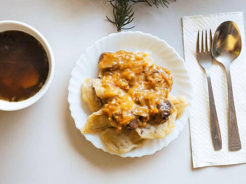 Ukraina: Món ăn chính trong bữa tối Giáng sinh ở Ukraina là một loại bánh bao truyền thống ăn kèm canh nấm, mứt quả và ngũ cốc kutia. Theo truyền thống, bữa ăn nên có 12 món, một ngọn nến, và một cành cây nhỏ lấy từ cây thông Noel. Tuy nhiên, qua thời gian, truyền thống này đã dần thay đổi. 