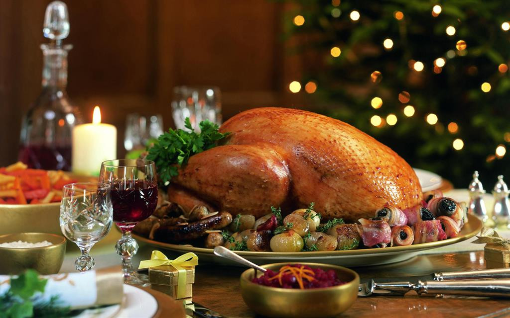 Với người dân Peru, Giáng sinh là dịp để cả gia đình quây quần dùng bữa bên nhau. Trong bữa ăn ấm cũng đó thường có gà tây nhồi thịt bò, đậu phộng và món ăn được trang trí với anh đào cùng vài lát dứa tươi. Ngoài ra còn có món khoai tây nướng cùng với nước sốt táo.