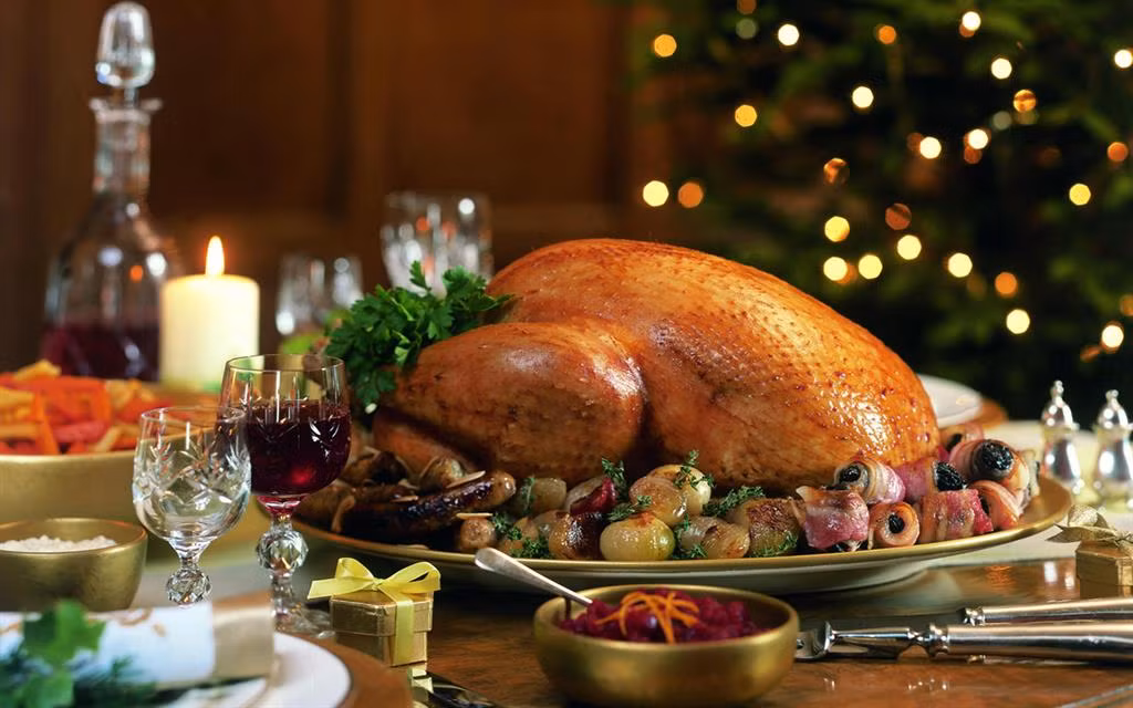 Với người dân Peru, Giáng sinh là dịp để cả gia đình quây quần dùng bữa bên nhau. Trong bữa ăn ấm cũng đó thường có gà tây nhồi thịt bò, đậu phộng và món ăn được trang trí với anh đào cùng vài lát dứa tươi. Ngoài ra còn có món khoai tây nướng cùng với nước sốt táo.