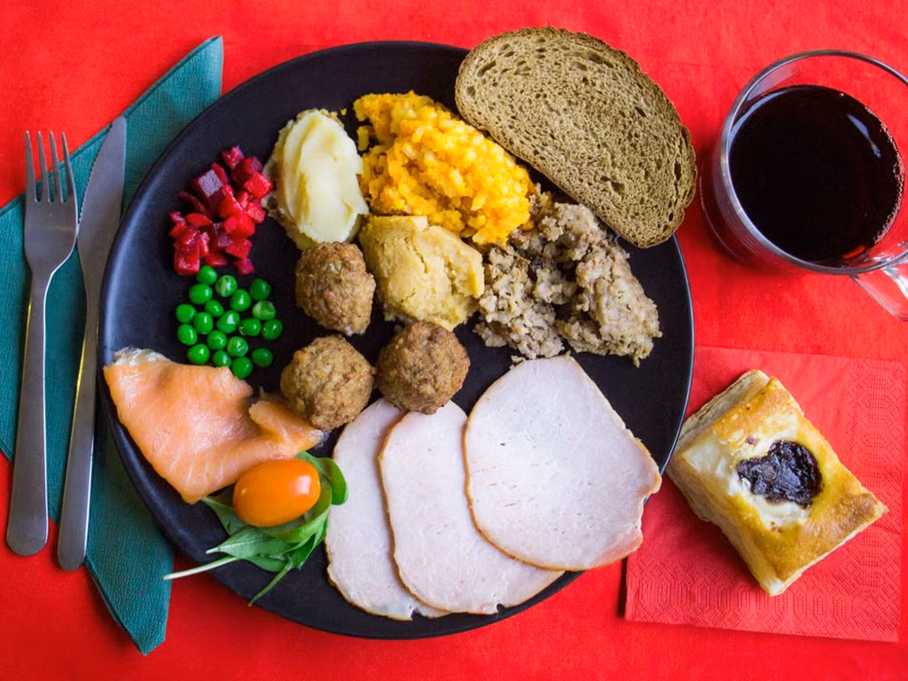 Phần Lan: Bàn ăn Giáng sinh của người Phần Lan có cá hồi gravlax, salad rau xanh và món salad rosolli đặc biệt dành cho dịp Giáng sinh với củ cải đường cắt nhỏ, cà rốt, táo và khoai tây nghiền kem. Đồ uống bao gồm sữa, nước, rượu vang đỏ và glögg.