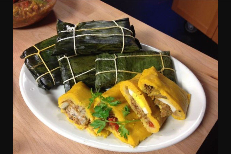 Bánh Hallacas là món ăn truyền thống trong dịp Giáng sinh ở đất nước hoa hậu - Venezuela. Vỏ bánh được làm từ bột ngũ cốc. Nhân bánh là hỗn hợp của nụ bạch hoa, nho khô, ô liu cùng nhiều loại thịt khác nhau.