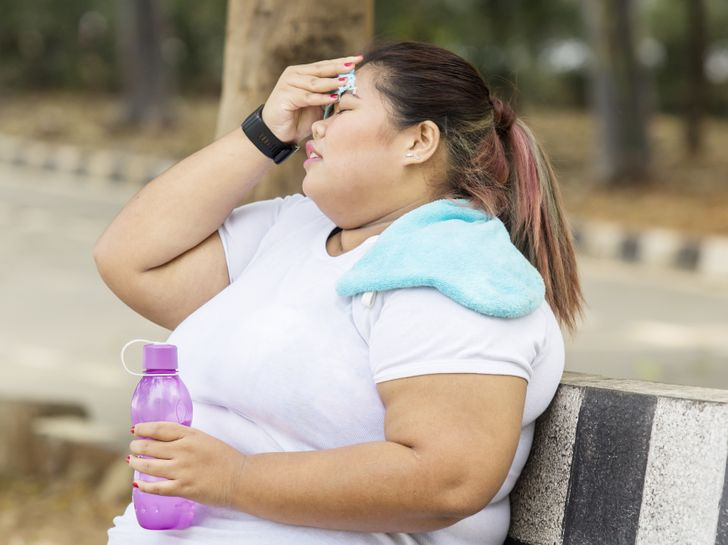 7. Bạn đã quá kiệt sức: Thiếu ngủ và kiệt sức có liên quan đến việc tăng cân nhanh chóng. Điều này là do một phần của những thay đổi nội tiết tố đi kèm với việc không có động lực để tập thể dục. Ngoài ra, nếu bạn không ngủ đủ giấc, bạn sẽ có nguy cơ tăng mỡ bụng. Một nghiên cứu xác nhận rằng nếu bạn ngủ từ 7 giờ trở lên mỗi đêm, bạn sẽ có cơ hội giảm cân nặng hơn 33%. Ảnh: BS.