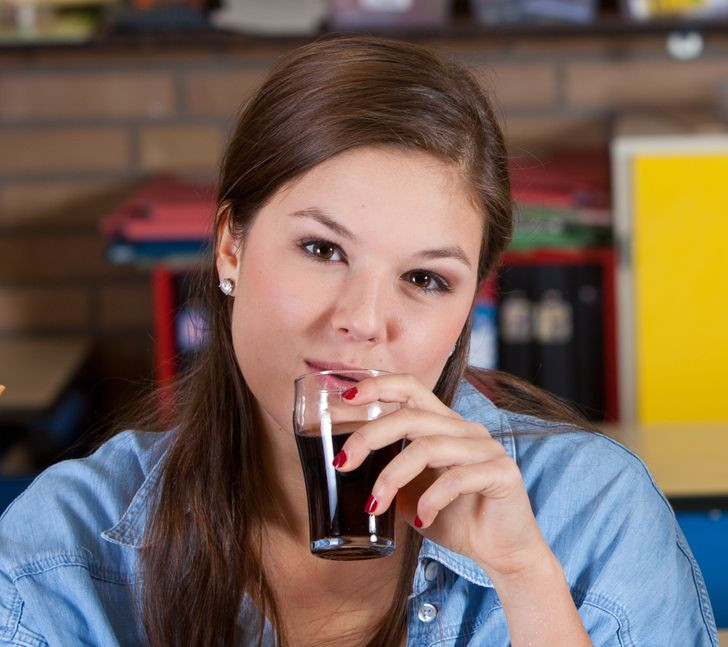 6. Bạn nạp quá nhiều calo từ đồ uống: Uống nước ngọt, nước trái cây và các loại đồ uống khác có thể là nguyên nhân khiến bạn tăng cân trở lại. Bộ não của chúng ta không tính toán lượng calo từ đồ uống vì nó tính toán chúng từ thức ăn. Điều này có nghĩa là bạn sẽ vẫn ăn thức ăn sau đó và góp phần làm tăng chất béo của bạn.