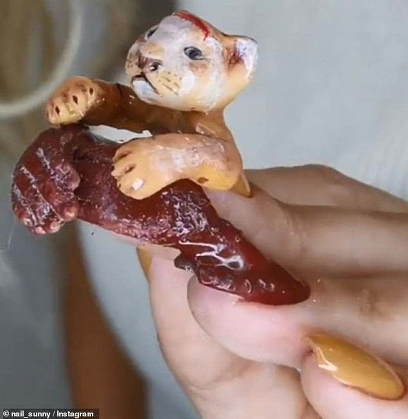 Bộ móng tay hình nhân vật Simba trong bộ phim Vua sư tử.