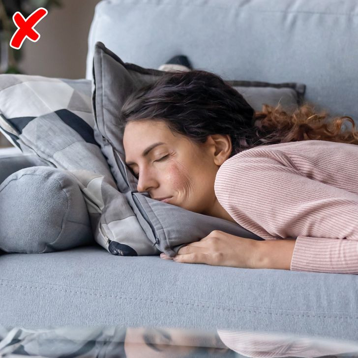 Nằm sấp hoặc nghiêng khi ngủ: Nếu bạn nằm nghiêng hoặc nằm sấp khi ngủ, khuôn mặt sẽ bị ép vào gối, gây áp lực lên da, khiến da dễ hình thành nếp nhăn. Tư thế ngủ tốt nhất cho da là nằm ngửa.