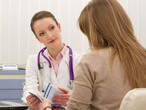 Sản phụ có nguy cơ cao hơn đối với viêm nội mạc tử cung nếu quá trình chuyển dạ kéo dài hoặc khoảng cách thời gian giữa lúc vỡ ối với sinh con kéo dài.