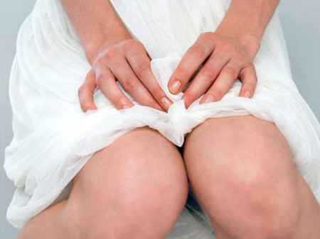 Bạn có thể bị đỏ, chảy dịch, sưng, ấm, đau nhiều hoặc nhạy cảm hơn ở vùng quanh vết mổ, vết cắt tầng sinh môn, hoặc vết rách khi sinh hoặc vết thương trông như chuẩn bị tách ra. Khi đi tiểu khó, tiểu đau, cảm giác cần đi tiểu thường xuyên và gấp gáp nhưng lại tiểu rất ít hoặc không có gì, nước tiểu đục hoặc có lẫn máu.