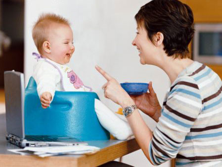 Khuyến khích đáp lại bạn. Ngay từ khi bé biết “ê a” lần đầu, bạn cũng nên bắt chuyện với con bằng niềm thích thú. Hãy phản ứng lại những âm thanh ngọt ngào bé vừa tạo ra nhưng cũng cần cho bé cơ hội để đáp trả. Bé bắt đầu hiểu, dù từ lúc còn rất nhỏ rằng, giao tiếp là cho đi và nhận lại.