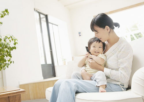 Thường xuyên hát cho bé nghe những bài hát ngắn, từ ngữ đơn giản vui tươi. Việc bạn hát, âm thanh lặp đi lặp lại sẽ có tác động mạnh với tai nghe của bé. Trong quá trình này, chính sự lặp lại những từ ngữ trong bài hát bạn ngân nga sẽ bước đầu hình thành trí nhớ cho bé về những từ yêu thích.